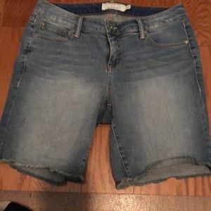 NWOT Torrid Frayed Hem 9” Inseam Shorts